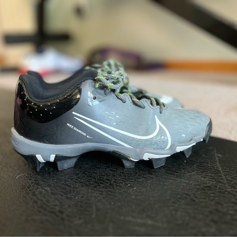 Nike Kids Diamond softball SZ Y3,  Cleats - Gray and Black